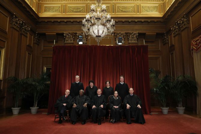 30 de noviembre - La Corte Suprema de EE.UU., con su nuevo integrante, Brett Kavanaugh, posa para un retrato oficial en Washington. En la fila trasera, desde la izquierda, están Neil Gorsuch, Sonia Sotomayor, Elena Kagan y Kavanaugh. En la fila delantera, desde la izquierda, están Stephen Breyer, Clarence Thomas, John Roberts, Ruth Bader Ginsburg y Samuel Alito. Chip Somodevilla/Getty Images