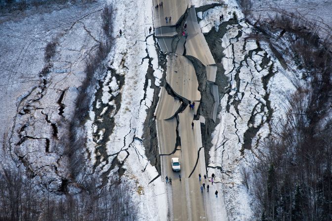 30 de noviembre - Esta fotografía aérea muestra los daños en Vine Road, en el sur de Wasilla, Alaska, después de un terremoto de magnitud 7,0. Marc Lester/Anchorage Daily News/AP