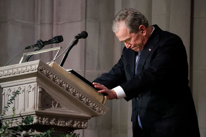 5 de diciembre - El expresidente de Estados Unidos George W. Bush habla durante el funeral de estado de su padre, el expresidente George Bush. "Él me mostró lo que significa ser un presidente que sirve con integridad, lidera con coraje y actúa con el amor de su corazón por los ciudadanos de este país", dijo Bush. Alex Brandon/Pool/AP