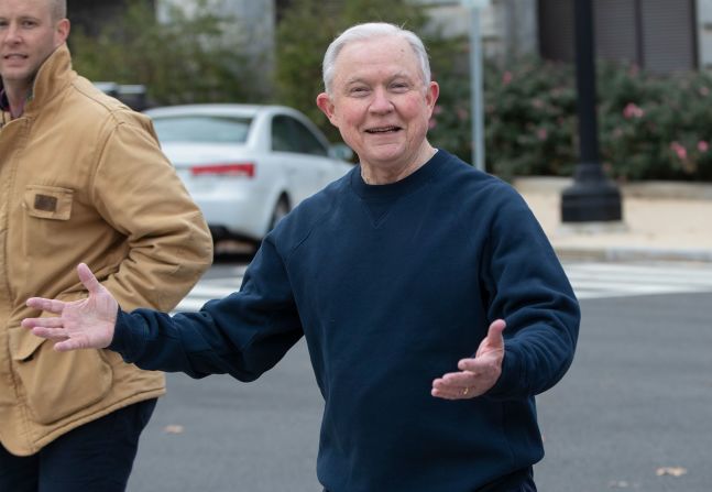 12 de noviembre - Jeff Sessions hace ejercicios en una caminata enérgica alrededor del Capitolio de Estados Unidos una semana después de que fue destituido como secretario de Justicia. J. Scott Applewhite / AP