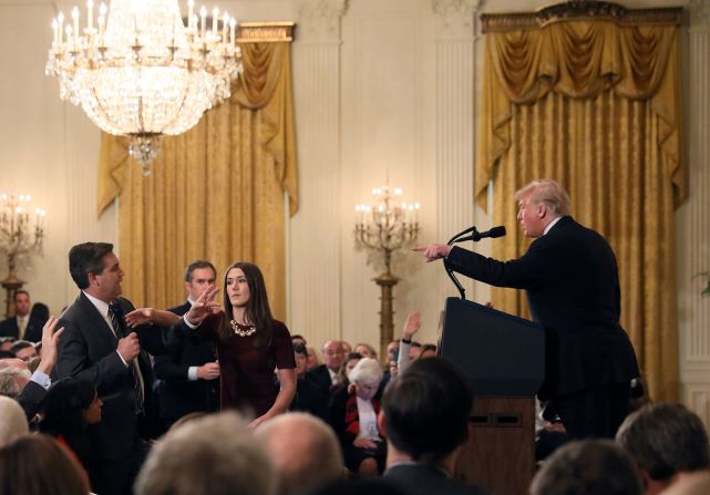 7 de noviembre - una miembro del personal de la Casa Blanca toma el micrófono de Jim Acosta de CNN mientras este le pregunta a Trump durante una conferencia de prensa. Más tarde, ese mismo día, en una ruptura impresionante con el protocolo, la Casa Blanca dijo que estaba suspendiendo el pase de prensa de Acosta "hasta nuevo aviso". Más tarde, un juez federal ordenó a la Casa Blanca que devolviera el pase de prensa de Acosta. Jonathan Ernst / Reuters