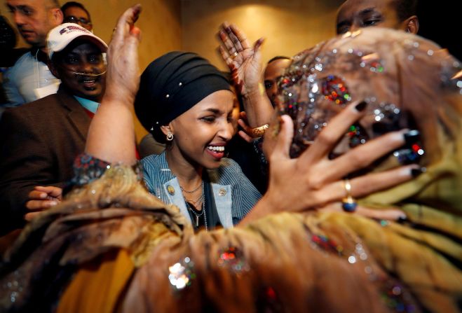 6 de noviembre - la candidata demócrata al Congreso Ilhan Omar saluda a su suegra en una fiesta que se celebra en la noche de las elecciones en Minneapolis. Oash y Rashida Tlaib de Michigan ganaron sus carreras para convertirse en las primeras mujeres musulmanas elegidas para el Congreso de Estados Unidos. Eric Miller / Reuters