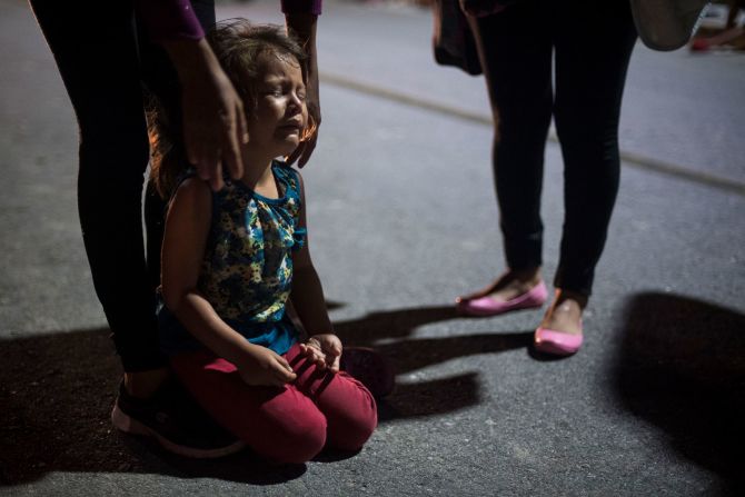 29 de octubre - Camila Savioll Mejía, de 4 años, tiene un berrinche y se niega a caminar más lejos mientras ella y su madre caminan con otros inmigrantes que se dirigen a Estados Unidos en San Pedro Tapanatepec, México. Carolyn Van Houten / El Washington Post / Getty Images