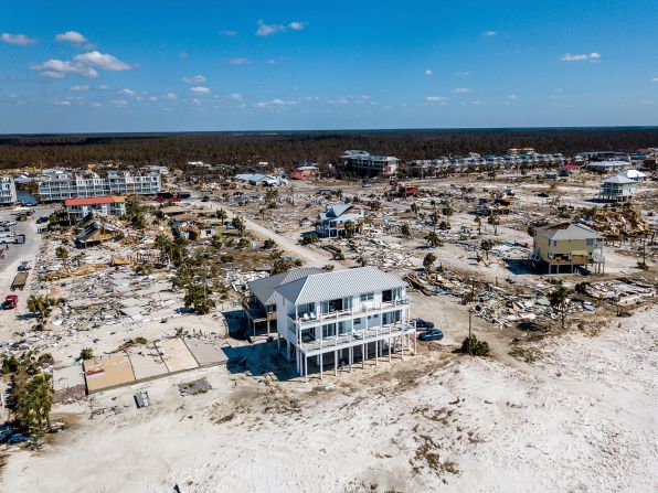 14 de octubre - la casa de Russell King y su sobrino Lebron Lackey permanece en pie después de que el huracán Michael devastó su vecindario en Mexico Beach, Florida. Michael fue la tormenta más fuerte en tocar tierra en Estados Unidos continentales desde el huracán Andrew en 1992. El huracán de categoría 4 azotó Florida con vientos máximos sostenidos de 155 mph (249 km/h). Johnny Milano / The New York Times / Redux