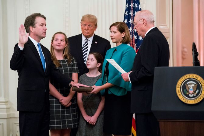 8 de octubre - Brett Kavanaugh toma el juramento judicial de Anthony Kennedy, el hombre al que reemplazó en la Corte Suprema de EE.UU., durante un juramento ceremonial en la Casa Blanca. Junto a Kavanaugh estaban su esposa, Ashley, y sus dos hijas, Margaret y Elizabeth. El presidente Donald Trump también estuvo allí para la ceremonia. Doug Mills / The New York Times / Redux