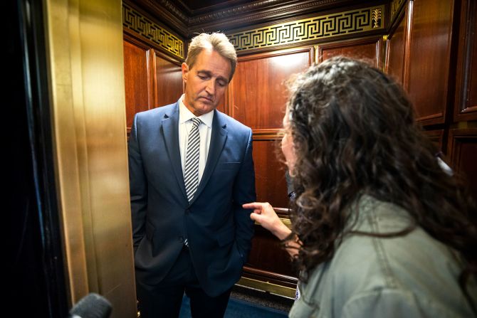 28 de septiembre - el senador estadounidense Jeff Flake, un republicano de Arizona, se enfrenta en un ascensor por Ana Maria Archila, directora ejecutiva adjunta del Centro para la Democracia Popular, quien le dijo que es una sobreviviente de agresión sexual. Flake luego votó a favor de la designación de Brett Kavanaugh para que fuera llevada a la plenaria, pero dijo que solo votaría sí si hubiera un retraso y una investigación adicional del FBI sobre las denuncias que enfrenta Kavanaugh. Los republicanos del Senado acordaron un aplazamiento, y luego de una investigación adicional, Kavanaugh fue confirmado 50-48. Jim Lo Scalzo / EPA