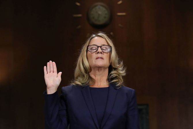 27 de septiembre - Christine Blasey Ford, quien acusó de agresión sexual al candidato a la Corte Suprema Brett Kavanaugh, toma juramento antes de testificar ante la Comisión Judicial del Senado. Ella y Kavanaugh dieron declaraciones emocionales a la comisión y respondieron preguntas de sus miembros. Ford dijo que el incidente tuvo lugar en la década de 1980, cuando los dos estaban en una fiesta durante sus años de escuela secundaria. Kavanaugh negó repetidamente la acusación y dijo que se enfrentaba a una "campaña de desprestigio" por motivos políticos. Win McNamee / Getty Images