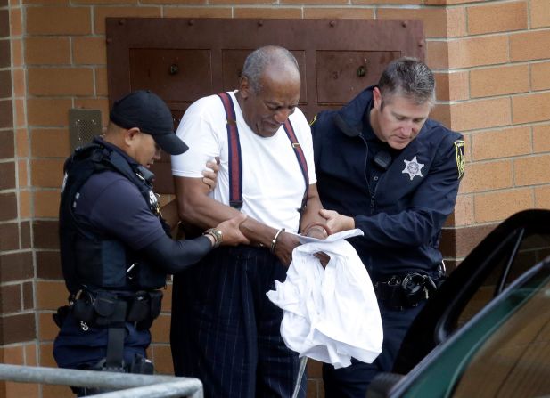 25 de septiembre - a Bill Cosby se lo llevan esposado después de recibir una pena de prisión de tres a diez años. En abril, el actor había sido declarado culpable de drogarse y agredir sexualmente a Andrea Constand hace 14 años. Jacqueline Larma / AP