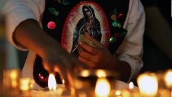 CNNE 596165 - mexicanos celebran con musica y fe a la virgen de guadalupe