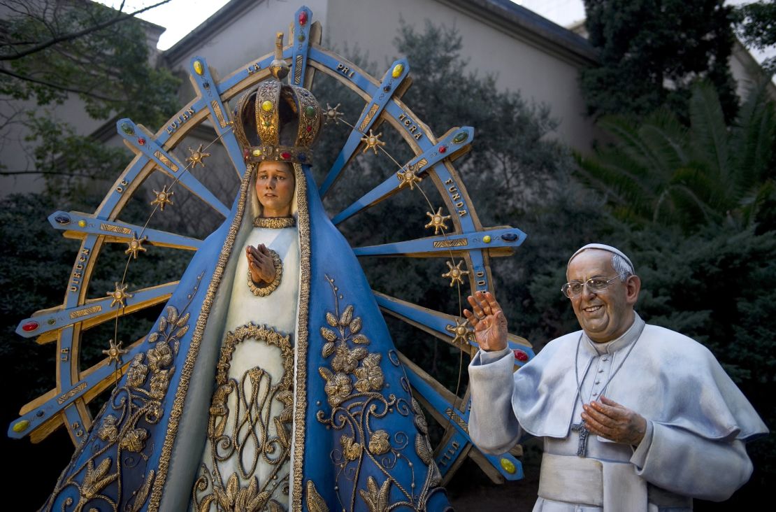 Réplicas de la Virgen de Luján y el papa Francisco fueron hechas cuando el sumo pontífice asumió el cargo (AFP PHOTO / Alejandro PAGNI