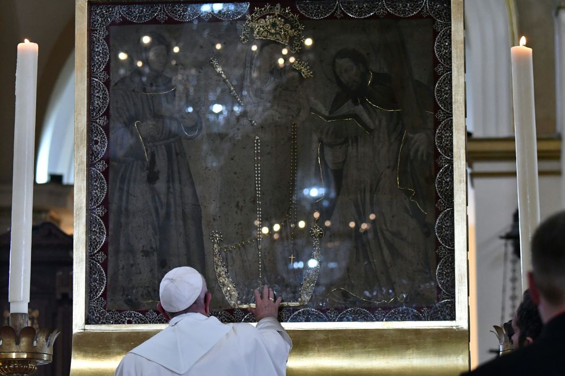 En su visita a Colombia, en septiembre de 2017, el papa Francisco solicitó que le llevarán la imagen de Nuestra Señora del Rosario de Chiquinquirá hasta la Catedral Primada de Bogotá para poder tocarla (ALBERTO PIZZOLI/AFP/Getty Images).