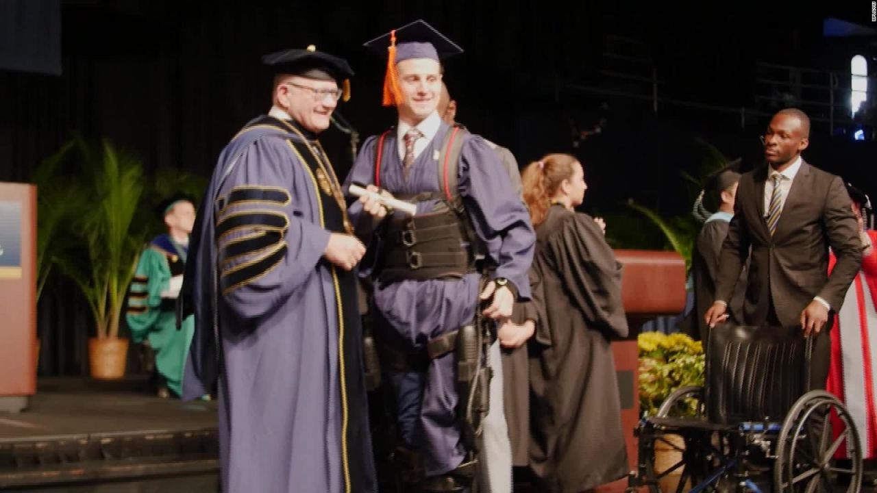 CNNE 596387 - venezolano en silla de ruedas camina para recibir su diploma