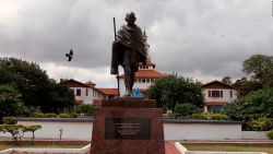 CNNE 597015 - estatua de gandhi es removida de universidad de ghana