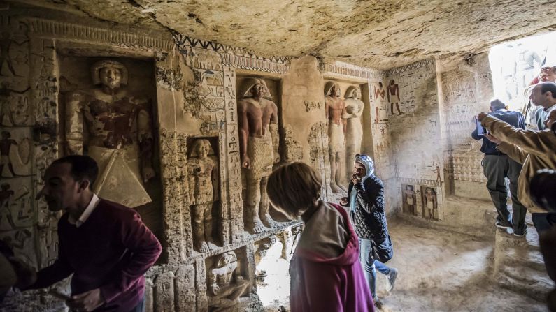 Invitados ingresan a la tumba recién descubierta en la necrópolis de Saqqara, a 30 kilómetros al sur de El Cairo, capital de Egipto. La tumba pertenece al sumo sacerdote "Wahtye" que sirvió durante el quinto reinado de la dinastía del rey Neferirkare (entre 2500-2300 años a.C.).