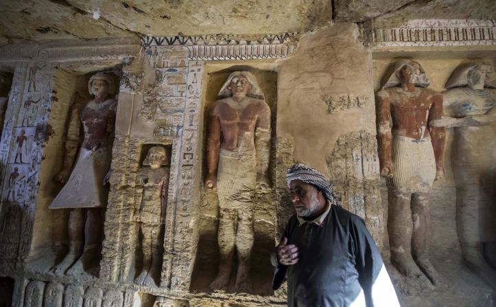 Abdel Aal, un obrero arqueológico egipcio, se encuentra en la tumba recién descubierta en la necrópolis de Saqqara, a 30 kilómetros al sur de la capital egipcia de El Cairo.