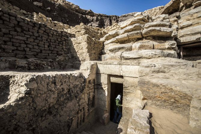 Khaled al-Anani, ministro de Antigüedades, dijo que la tumba se había descubierto en el sitio arqueológico de Saqqara y que pertenecía a la quinta dinastía de los faraones, que gobernó hace aproximadamente 4.400 años.