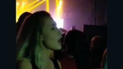 CNNE 597330 - video de una hija con su padre sordo en concierto se vuelve viral