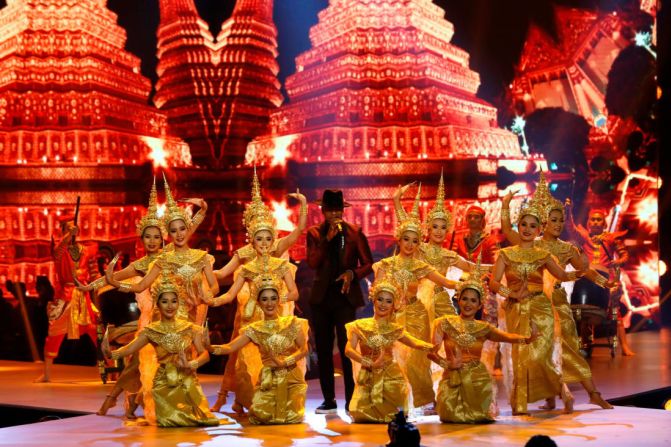 El artista estadounidense Ne-Yo, en su actuación con bailarinas tradicionales de Tailandia durante la final de Miss Universo.