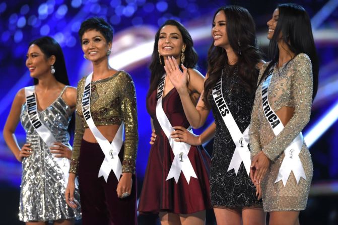 Las representantes de Tailandia, Sophida Kanchanarin; Vietnam, H'Hen Nie; Nepal, Manita Devkota; Filipinas, Catriona Gray, y Sudáfrica, Tamaryn Green, después de ser elegidas para el top 20.