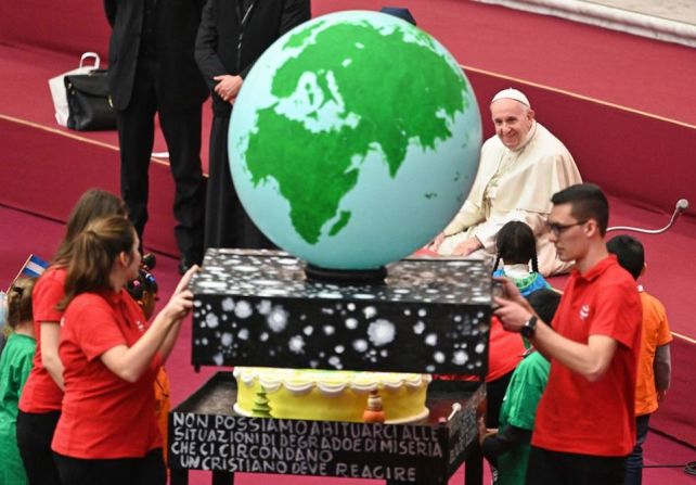 Niños de distintas partes del mundo que son atendidos por el Dispensario Pediátrico Santa Marta fueron los organizadores de la fiesta adelantada de cumpleaños del papa que se realizó en el Aula Pablo VI en el Vaticano, reportó ACI Prensa.