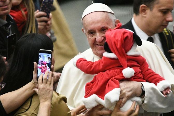 El papa, dijo ACI Prensa, compartió durante una hora con los 150 niños que atiende gratuitamente el dispensario, sus padres, las familias, los médicos y los voluntarios que sirven en el lugar.