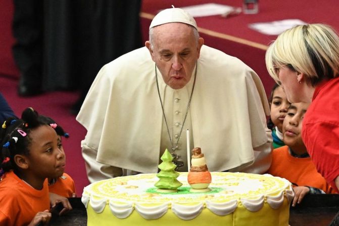 El papa Francisco cumple este lunes 17 de diciembre 82 años, pero el domingo tuvo un festejo adelantado.