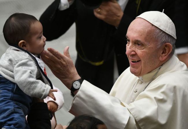 El papa obsequió a los niños unas bolsas de Navidad llenas de dulces.