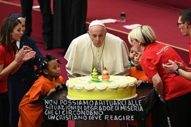 En un pastel se colocaron las 82 velas que el papa apagó tras el canto del feliz cumpleaños. El pastel estaba sobre una mesa con un letrero que decía: "No podemos acostumbrarnos a las situaciones de degradación y miseria que nos rodean. Un cristiano debe reaccionar", según ACI Prensa.