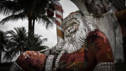 CNNE 597659 - navidad fantasmagorica- un parque abandonado con tematica de papa noel