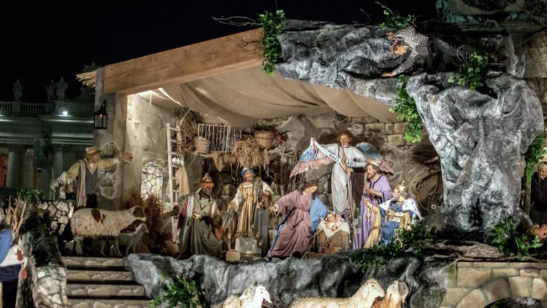 Ciudad del Vaticano — Una historia de 2.000 años de antigüedad combina un mensaje moderno y un árbol de Navidad en la Plaza de San Pedro. La cuna fue obra del artista maltés Manuel Grech, en referencia a la tragedia de los inmigrantes que se ahogaron en el Mediterráneo huyendo de la violencia en Medio Oriente.