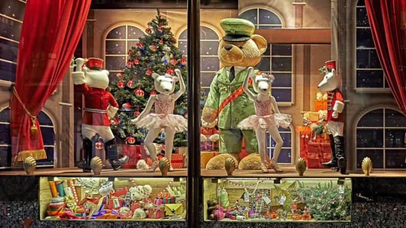 Reino Unido — Aquí todo gira en torno a la tradición, y los escaparates navideños de Harrods son los favoritos de la multitud. Los londinenses y los visitantes acuden en masa a los grandes almacenes para ver los adornos navideños.