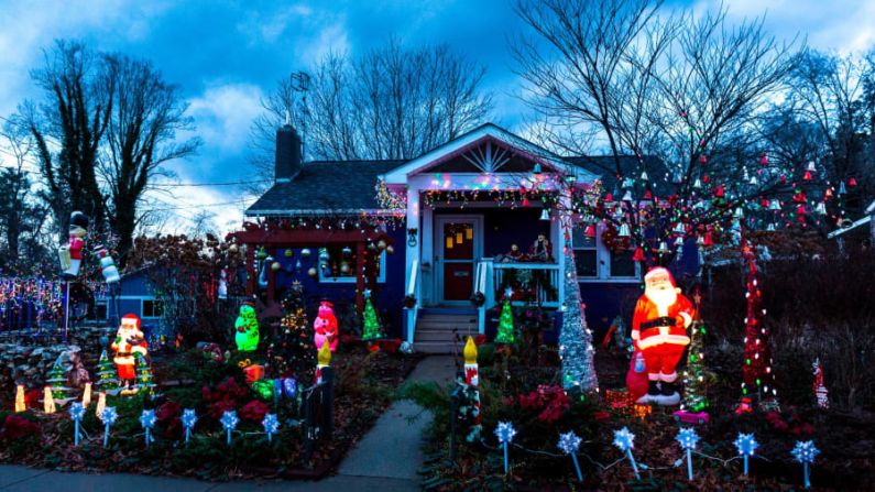 Estados Unidos — Asheville, Carolina del Norte, tiene una bien merecida reputación por sus creaciones artísticas y sus animados barrios, por lo que es natural ver casas decoradas. Biltmore es un lugar popular para ver las decoraciones clásicas de Navidad.