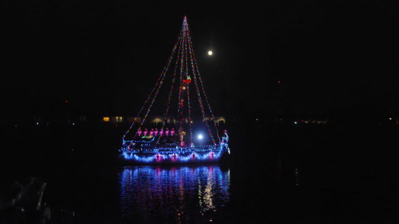 Estados Unidos — Un barco decorado con luces navideñas viaja por un río en Venice, Florida. Los desfiles navideños son populares en los lugares más cálidos de invierno, como Florida, California y Carolina del Sur.