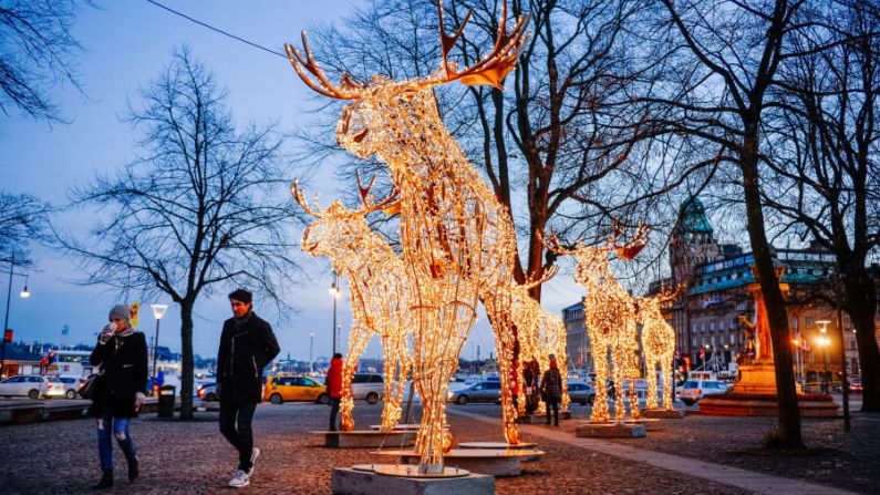 Suecia — Miles de luces decoran estatuas de alce en Estocolmo. La capital de Suecia ofrece luces y adornos en más de 30 calles, plazas y mercados, relucientes y relucientes de Santas, alces, estrellas y otras decoraciones.