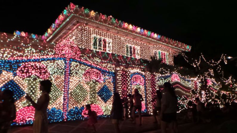 Filipinas — La calle Policarpio de la ciudad de Mandaluyong es una de las más visitadas durante Navidad debido a las casas grandiosas y bien iluminadas con diferentes temas navideños.