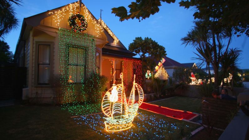 Nueva Zelandia — Al igual que muchos otros lugares, a los habitantes de Nueva Zelandia les encanta decorar con muchas luces navideñas. Son particularmente entusiastas con respecto a esta embarcación ligera de Franklin Road en Auckland, atrayendo a grandes multitudes.