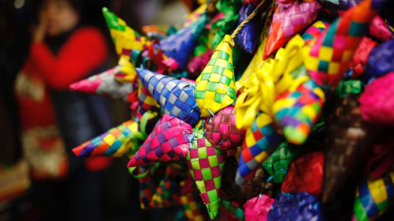 México — Piñatas coloridas y multicolores se muestran a la venta en Ciudad de México. Otras decoraciones comunes en México durante la temporada navideña incluyen flores de Pascua, pesebres y centros de mesa, a menudo en tonos tierra.