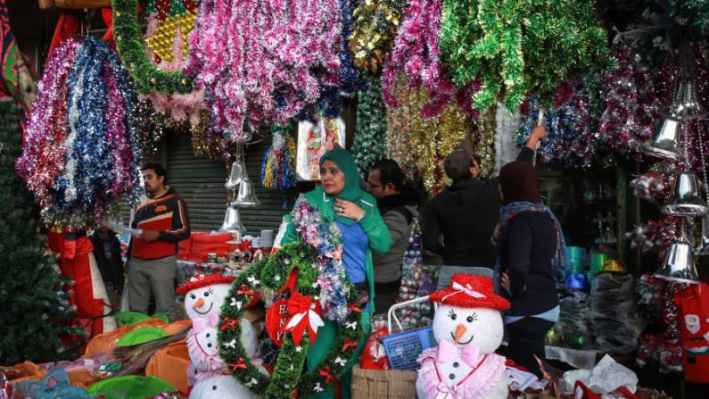 Egipto — Los cristianos representan aproximadamente el 10% de la población de Egipto y disfrutan de la decoración y las festividades como en todo el mundo. En esta foto se muestran artículos navideños en una tienda del distrito Shubra de El Cairo, que cuenta con una gran comunidad cristiana copta.