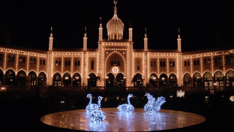 Dinamarca — Los Jardines de Tivoli en Copenhague son el lugar favorito de los daneses y los turistas. Allí van cada Navidad a decorar este parque de diversiones. Además de disfrutar de las luces y otras decoraciones navideñas, los niños pueden montar el tren especial Elf.