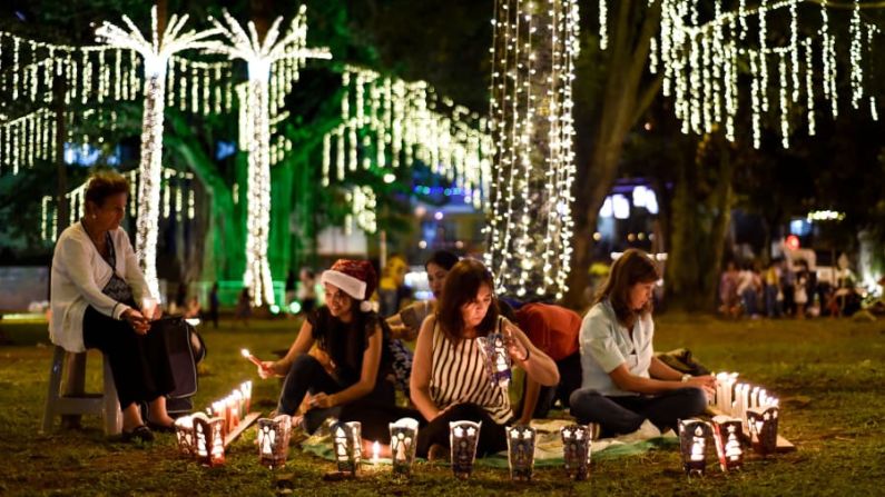 Colombia — Familias encienden velas durante el Día de las Velitas. Esta tradicional celebración colombiana marca la Inmaculada Concepción de la Virgen María. La gente enciende velas en sus hogares y en faroles, y visita cementerios para decorar las tumbas de sus muertos con flores, lámparas y velas.