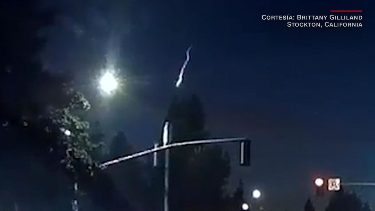 CNNE 598674 - asi fue captada una bola de fuego cayendo del cielo en california