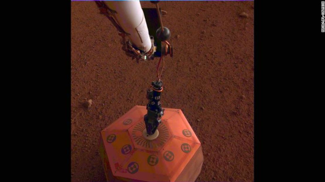 La misión InSight de la NASA instaló un sismómetro en la superficie de Marte.