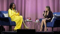 CNNE 598983 - michelle obama es tendencia por su impactante atuendo