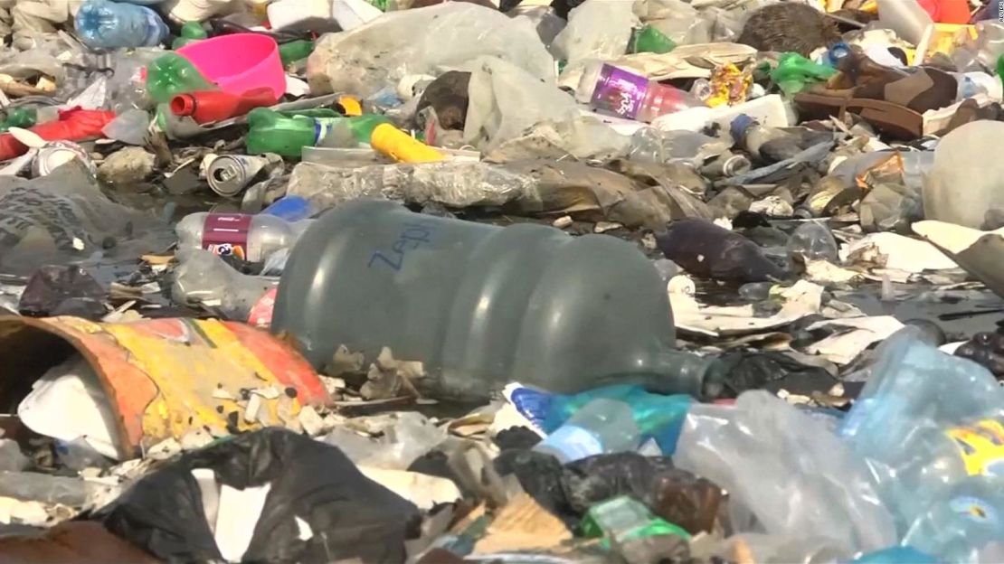 CNNE 599066 - desarrollan maquina que transforma el plastico en combustible