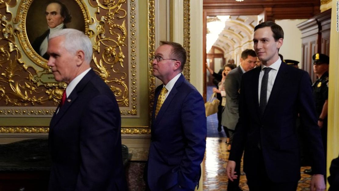 El vicepresidente Mike Pence, el director de presupuesto Mick Mulvaney y el yerno del presidente, Jared Kushner, en el Capitolio, Washington.