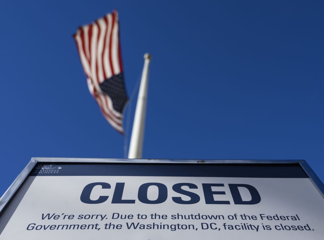 Un letrero en un edificio del gobierno que se cerró debido al cierre del gobierno de EE. UU. en Washington.