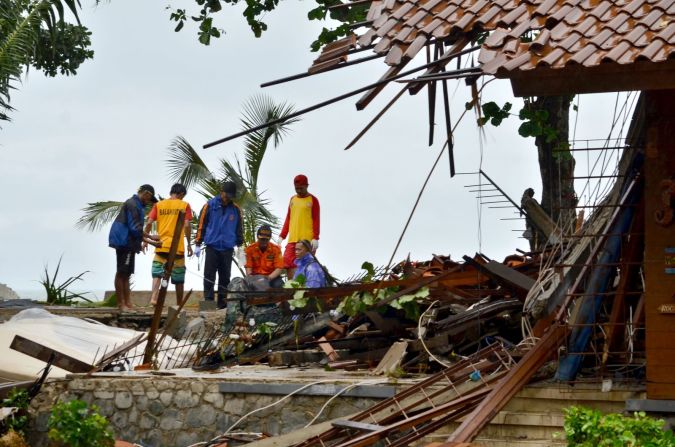 Funcionarios revisan los restos de edificios dañados en Carita, Indonesia.