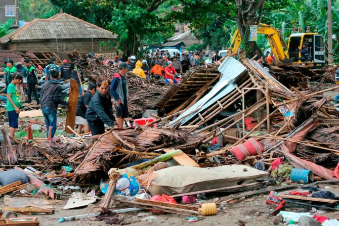 Los residentes inspeccionan una casa dañada por un tsunami en Carita, Indonesia, el domingo 23 de diciembre de 2018, un día después de que la zona fuera alcanzada luego de una erupción del volcán Anak Krakatau.