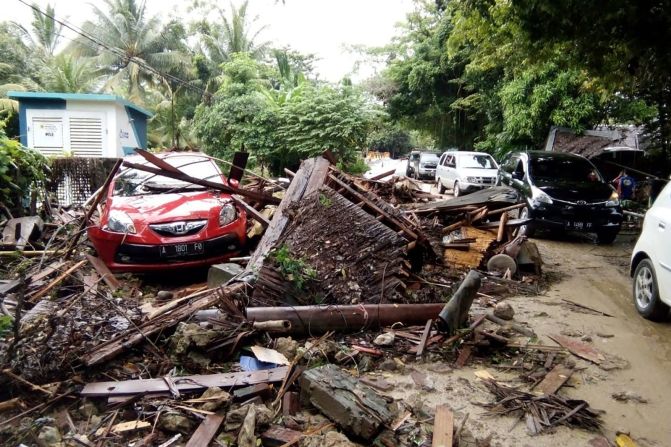 Un vehículo dañado se ve en medio de los restos de edificios a lo largo de la playa Carita, Indonesia, el 23 de diciembre de 2018, un día después de que un tsunami azotara el área, luego de una erupción del volcán Anak Krakatau.