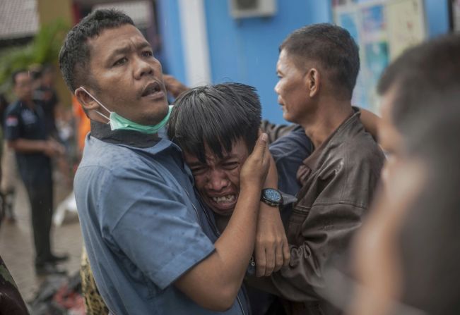 Un hombre reacciona después de identificar a su familiar entre los cuerpos de las víctimas del tsunami en Carita, Indonesia, el domingo 23 de diciembre.